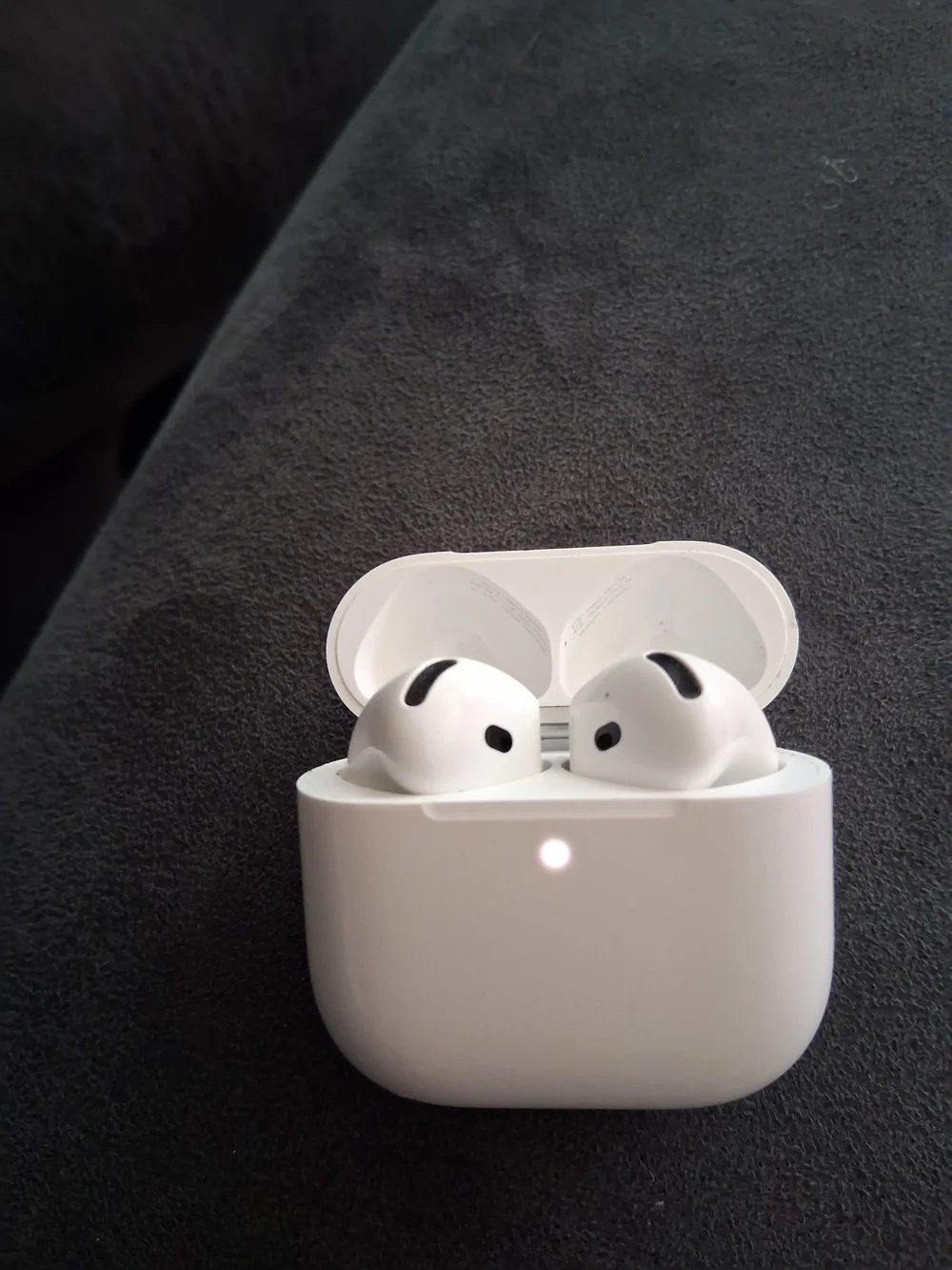Apple White Wireless Earbuds with White Charging Case and LED. NOISE CANCELATION